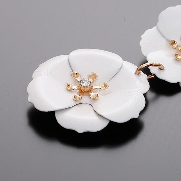 💎White Crystal Flower Dangle Earrings💎 - Picture 4 of 4